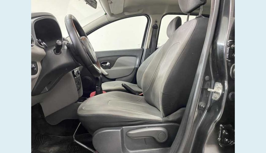 RENAULT LOGAN EXPRESSION 1.6 8V FLEX MANUAL 4P - PRETO - 2014 Foto 7 (Grande)