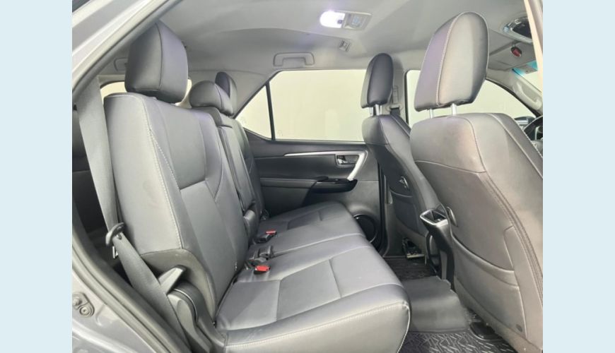TOYOTA HILUX SW4 - CINZA - 2024 Foto 7 (Grande)