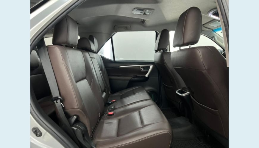 TOYOTA HILUX SW4 - PRATA - 2016 Foto 7 (Grande)