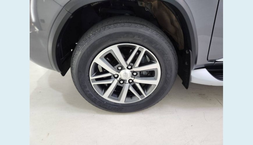 TOYOTA HILUX SW4 2.8 SRX 4X4 16V TURBO INTERCOOLER DIESEL 4P AUT. - CINZA - 2019 Foto 8 (Grande)