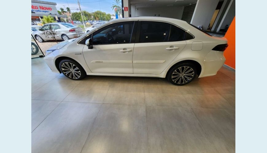 TOYOTA COROLLA 1.8 VVT-I HYBRID FLEX ALTIS PREMIUM CVT - BRANCO - 2022 Foto 8 (Grande)