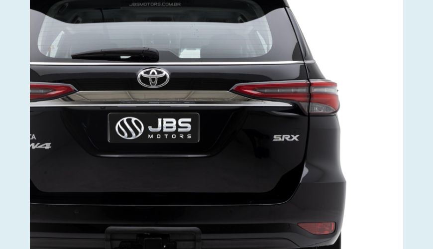 TOYOTA HILUX SW4 2.8 D-4D TURBO DIESEL SRX 4X4 AUT. - PRETO - 2022 Foto 8 (Grande)
