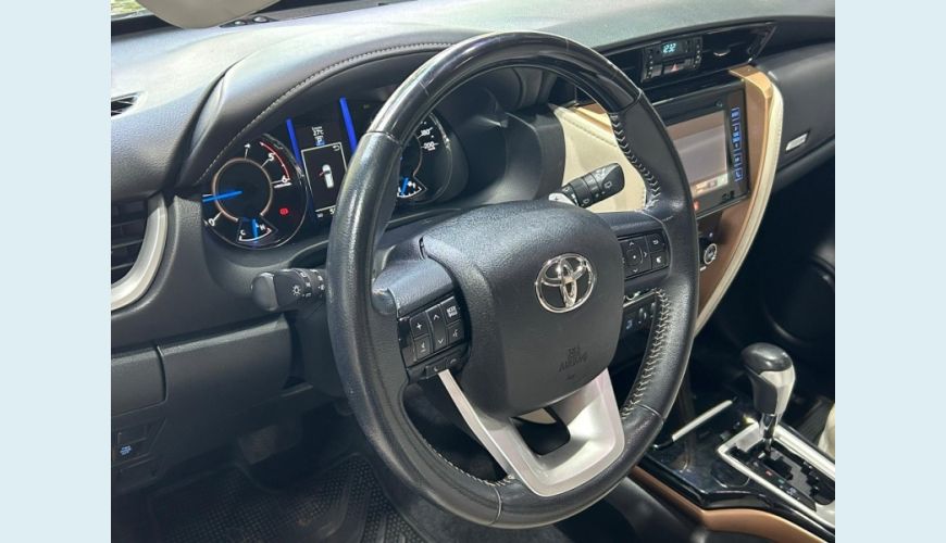 TOYOTA HILUX SW4 2.8 SRX DIAMOND 4X4 7 LUGARES 16V TURBO INTERCOOLER DIESEL 4P AUT. - N/D - 2019 Foto 8 (Grande)