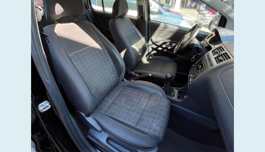 VOLKSWAGEN FOX COMFORTLINE 1.0 FLEX 12V 5P - PRETO - 2017 Foto 8 (Grande)