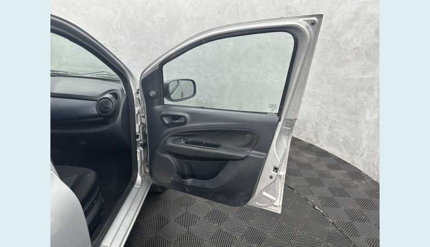 FIAT UNO ATTRACTIVE 1.0 8V FLEX 4P - PRATA - 2020 Foto 8 (Grande)