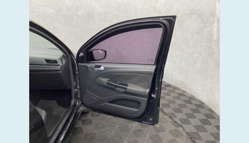 VOLKSWAGEN VOYAGE 1.6 TRENDLINE FLEX - PRETO - 2018 Foto 8 (Grande)