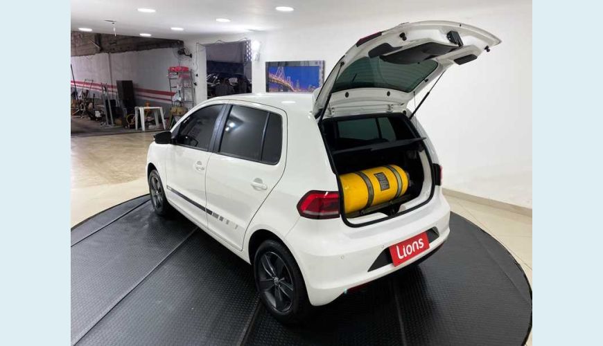 VOLKSWAGEN FOX 1.0 MPI COMFORTLINE (FLEX) - BRANCO - 2017 Foto 8 (Grande)