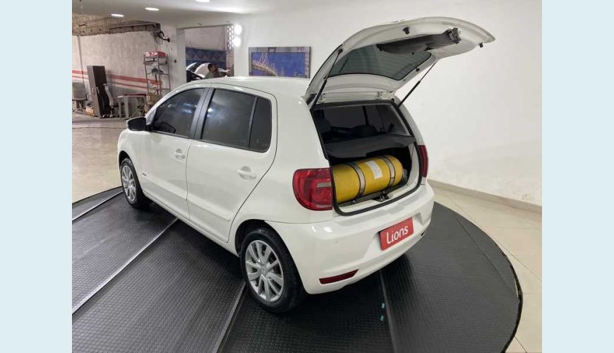 VOLKSWAGEN FOX 1.0 TEC (FLEX) 2P - BRANCO - 2014 Foto 8 (Grande)