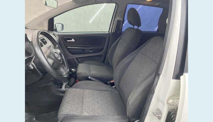 VOLKSWAGEN FOX VHT 1.6 FLEX MANUAL 4P - BRANCO - 2014 Foto 8 (Grande)