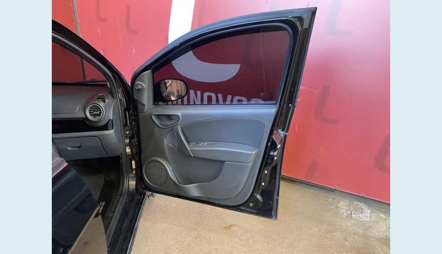 FIAT GRAND SIENA ESSENCE 1.6 16V FLEX MANUAL 4P - PRETO - 2017 Foto 8 (Grande)