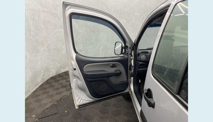 FIAT DOBLO ESSENCE 1.8 16V (FLEX) - PRATA - 2020 Foto 8 (Grande)