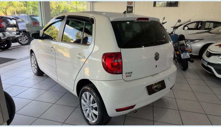 VOLKSWAGEN FOX 1.0 8V FLEX MANUAL 4P - BRANCO - 2014 Foto 8 (Grande)