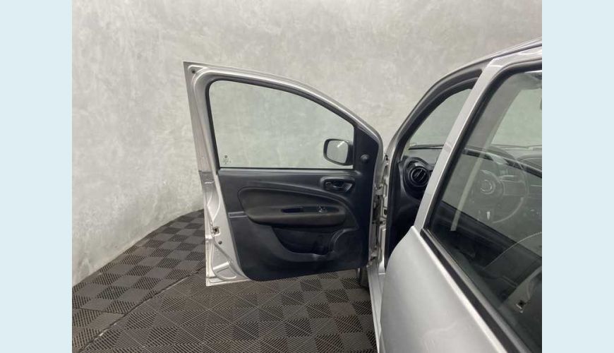 FIAT UNO ATTRACTIVE 1.0 FLEX MANUAL 4P - PRATA - 2021 Foto 8 (Grande)