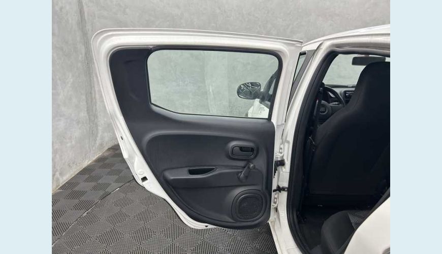 FIAT MOBI LIKE 1.0 FLEX MANUAL 4P - BRANCO - 2023 Foto 8 (Grande)