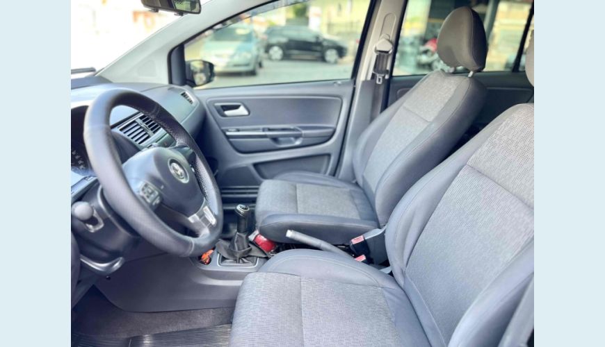 VOLKSWAGEN FOX 1.6 MI 8V FLEX 4P MANUAL - N/D - 2013 Foto 9 (Grande)