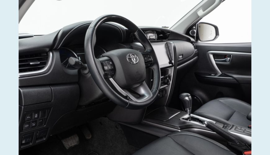 TOYOTA HILUX SW4 2.8 D-4D TURBO DIESEL SRX 4X4 AUT. - PRETO - 2022 Foto 9 (Grande)