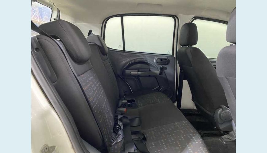 FIAT UNO VIVACE 1.0 8V FLEX 4P - BRANCO - 2013 Foto 9 (Grande)