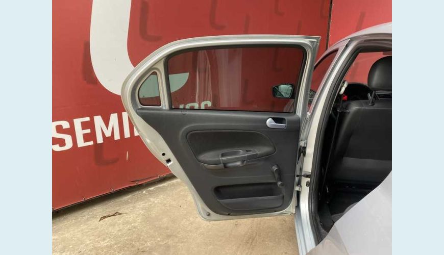 VOLKSWAGEN VOYAGE 1.6 TRENDLINE FLEX - PRATA - 2018 Foto 9 (Grande)