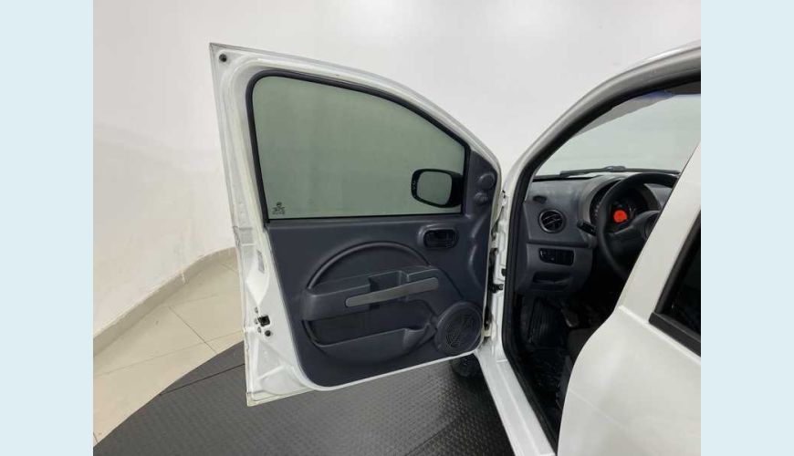 FIAT UNO VIVACE 1.0 8V FLEX 4P - BRANCO - 2013 Foto 9 (Grande)