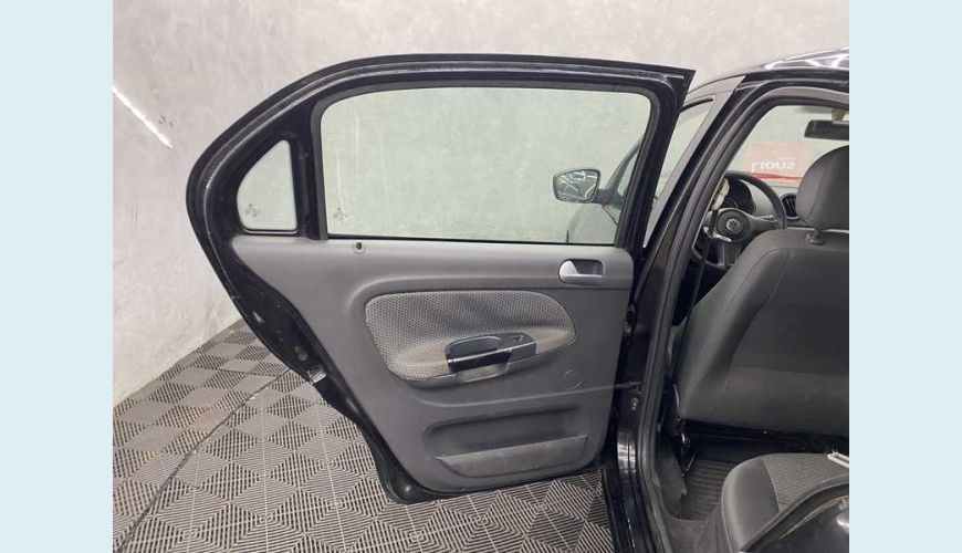 VOLKSWAGEN GOL NOVO 1.0 TEC FLEX 4P - PRETO - 2013 Foto 9 (Grande)