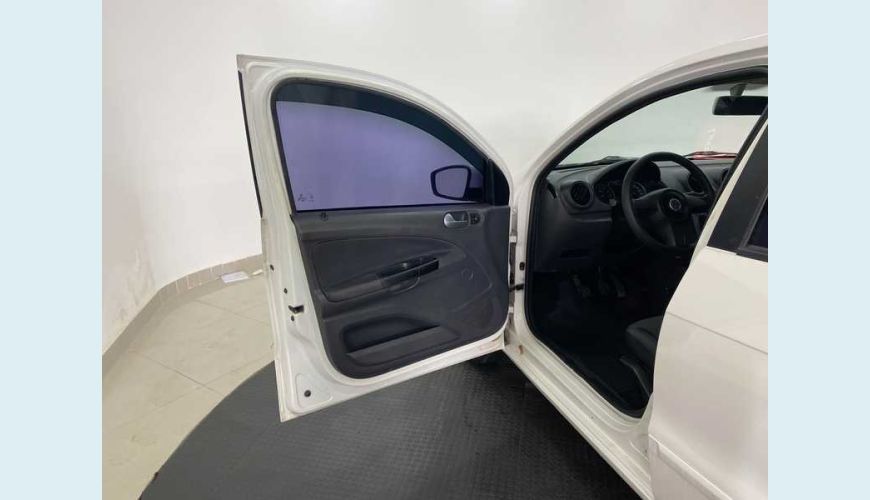 VOLKSWAGEN GOL 1.0 MI TOTAL FLEX 8V 4P - BRANCO - 2013 Foto 9 (Grande)