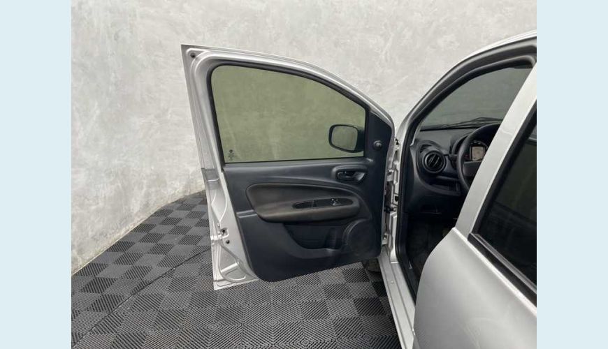 FIAT UNO ATTRACTIVE 1.0 - PRATA - 2021 Foto 9 (Grande)