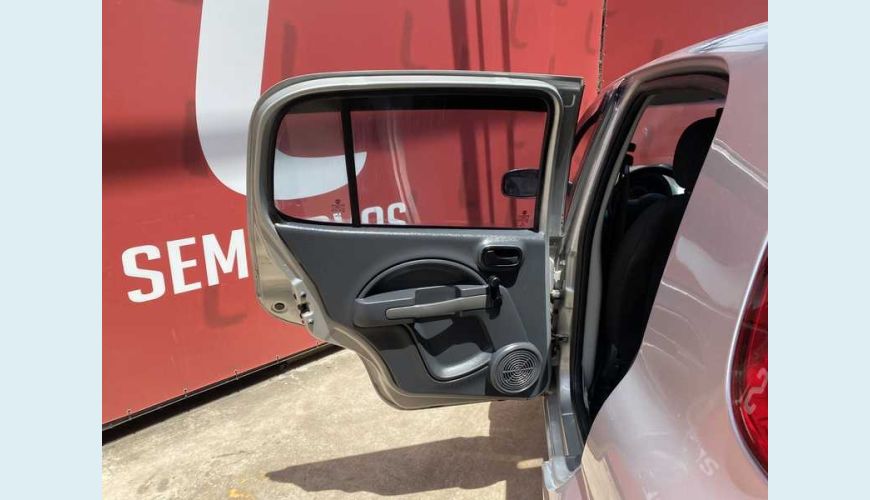 FIAT UNO VIVACE 1.0 8V FLEX 2P - PRATA - 2016 Foto 9 (Grande)