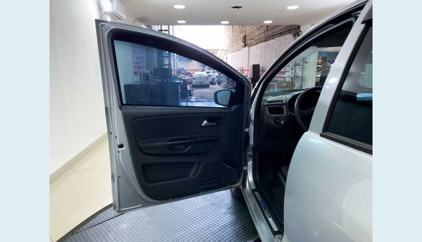 VOLKSWAGEN FOX 1.0 TEC BLUEMOTION FLEX 2P - PRATA - 2014 Foto 9 (Grande)