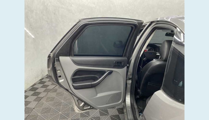 FORD FOCUS HATCH GLX 2.0 16V (FLEX) (AUT) - CINZA - 2011 Foto 9 (Grande)