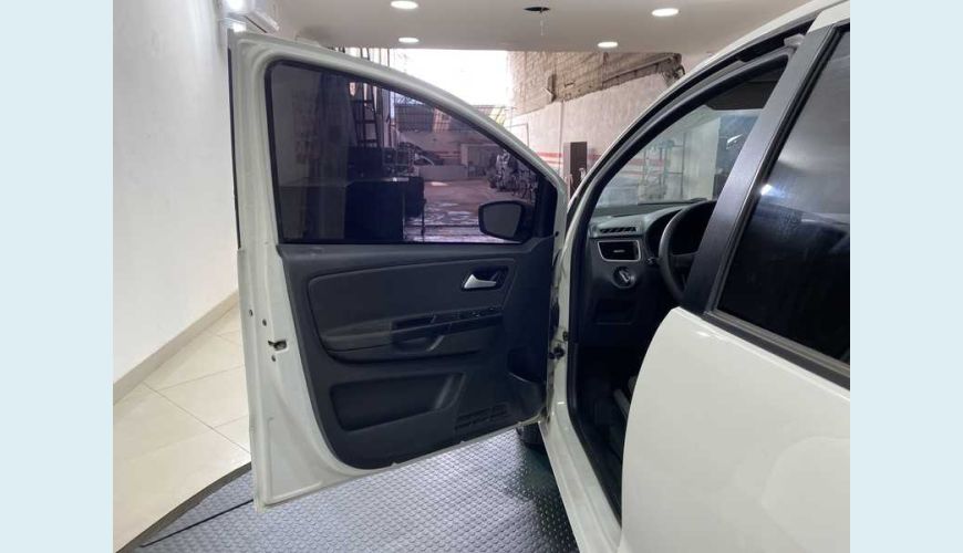 VOLKSWAGEN FOX 1.0 TEC (FLEX) 2P - BRANCO - 2014 Foto 9 (Grande)