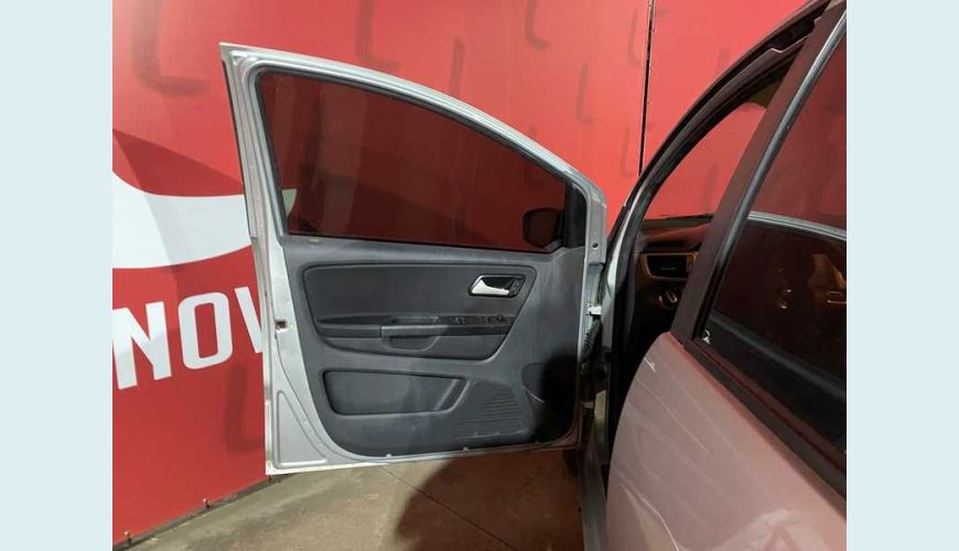 VOLKSWAGEN FOX COMFORTLINE 1.6 MSI FLEX - PRATA - 2015 Foto 9 (Grande)