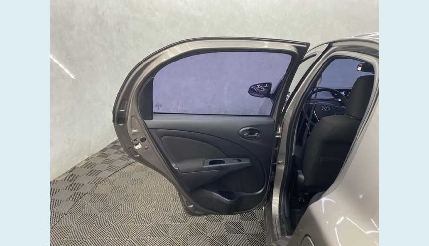 TOYOTA ETIOS X PLUS 1.5 (FLEX) - CINZA - 2019 Foto 9 (Grande)