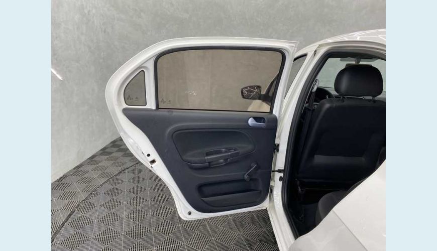 VOLKSWAGEN VOYAGE 1.6 TRENDLINE (FLEX) - BRANCO - 2018 Foto 9 (Grande)