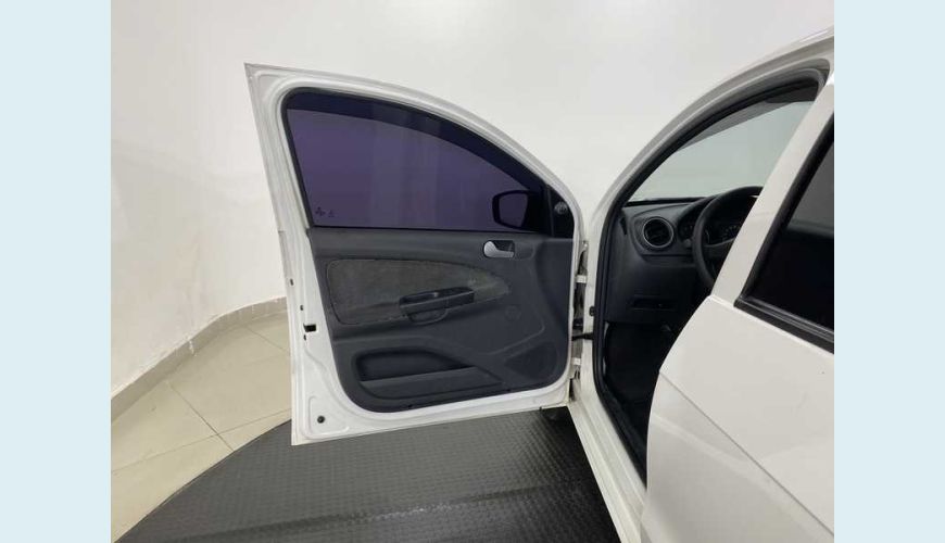 VOLKSWAGEN GOL NOVO 1.0 TEC (FLEX) 4P - BRANCO - 2013 Foto 9 (Grande)