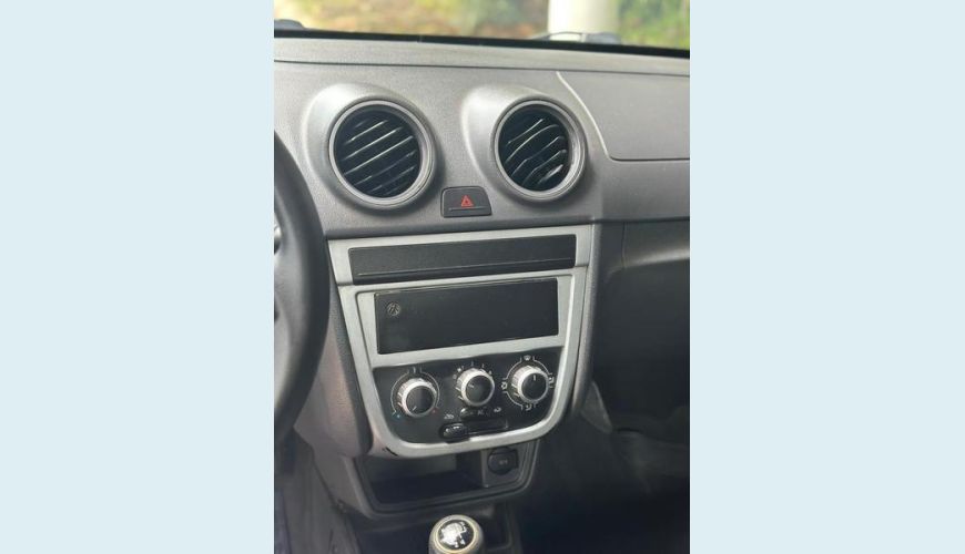 VOLKSWAGEN SAVEIRO 1.6 CE - PRETO - 2013 Foto 9 (Grande)