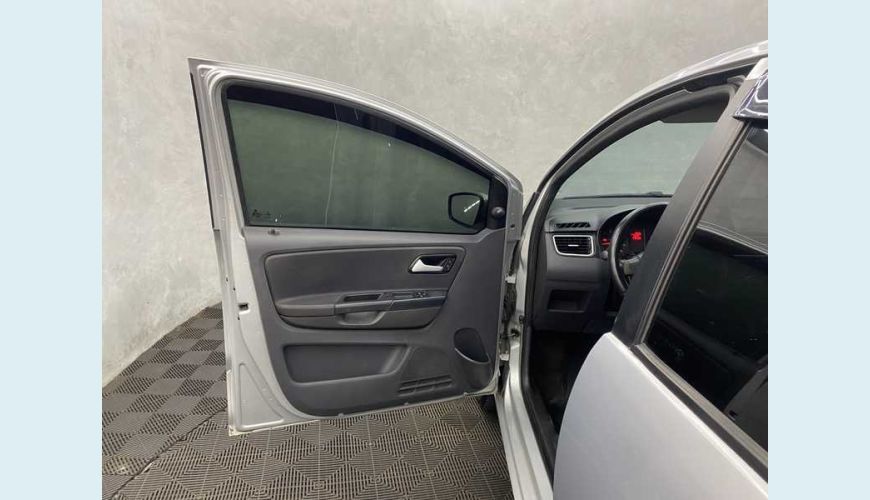 VOLKSWAGEN FOX TEC 1.0 FLEX MANUAL 4P - PRATA - 2013 Foto 9 (Grande)