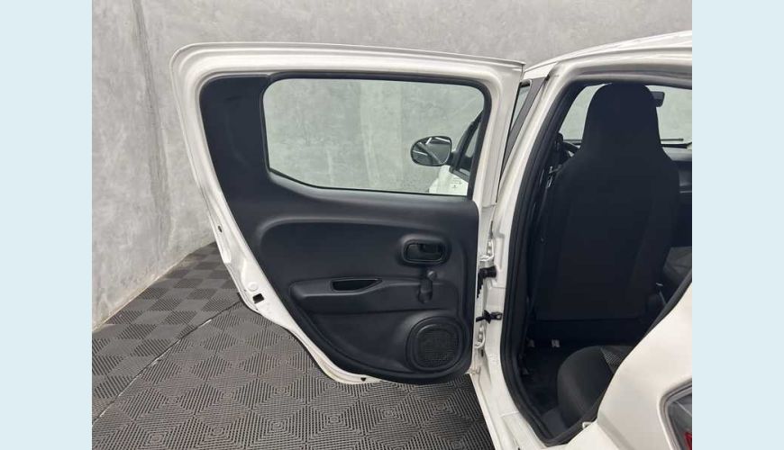 FIAT MOBI LIKE 1.0 FLEX MANUAL 4P - BRANCO - 2023 Foto 9 (Grande)
