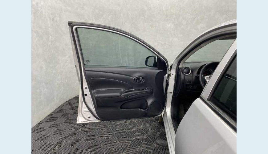 NISSAN NISSAN VERSA 1.0 12V FLEX MANUAL 4P - PRATA - 2019 Foto 9 (Grande)