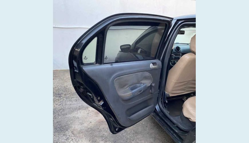 VOLKSWAGEN GOL 1.0 FLEX MANUAL 4P - PRETO - 2012 Foto 9 (Grande)