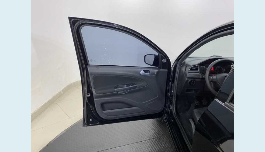 VOLKSWAGEN GOL TRENDLINE 1.0 MPI 12V FLEX MANUAL 4P - PRETO - 2018 Foto 9 (Grande)