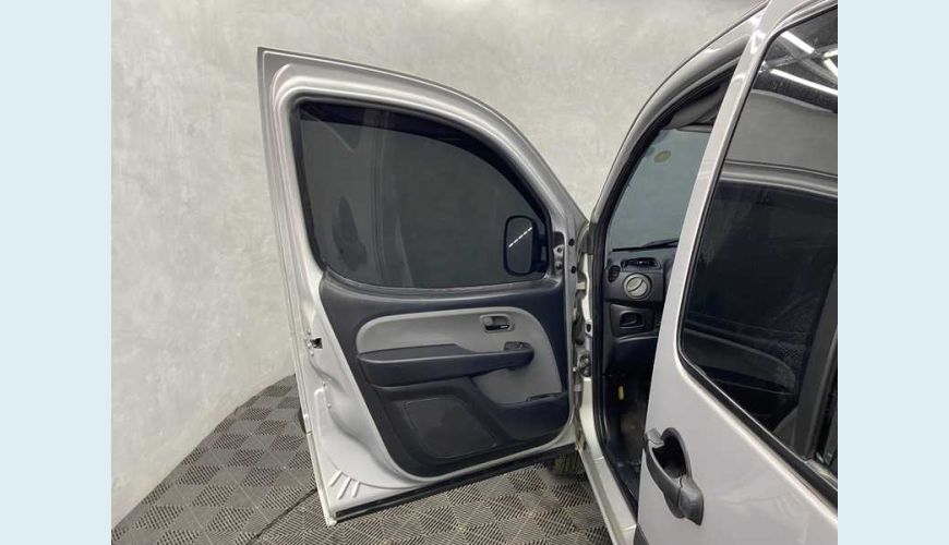 FIAT DOBLO ESSENCE 1.8 FLEX MANUAL 4P - PRATA - 2018 Foto 9 (Grande)