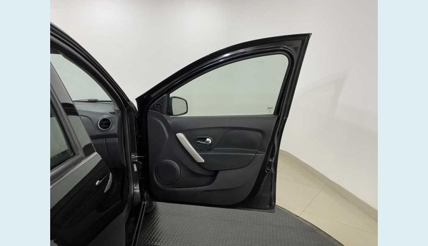 RENAULT RENAULT SANDERO AUTHENTIQUE HII-POWER 1.0 16V FLEX MANUAL 4P - PRETO - 2015 Foto 9 (Grande)