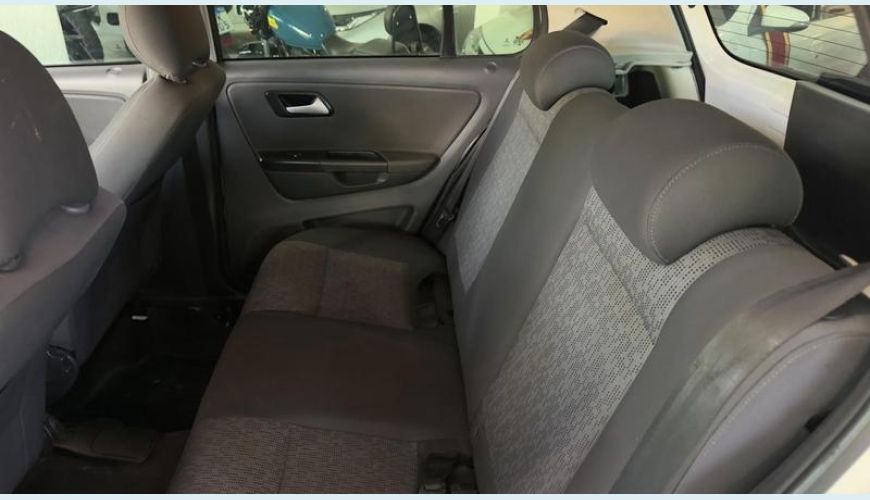 VOLKSWAGEN FOX 1.0 8V FLEX MANUAL 4P - BRANCO - 2014 Foto 9 (Grande)