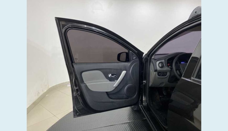RENAULT LOGAN EXPRESSION 1.6 16V FLEX MANUAL 4P - PRETO - 2017 Foto 9 (Grande)