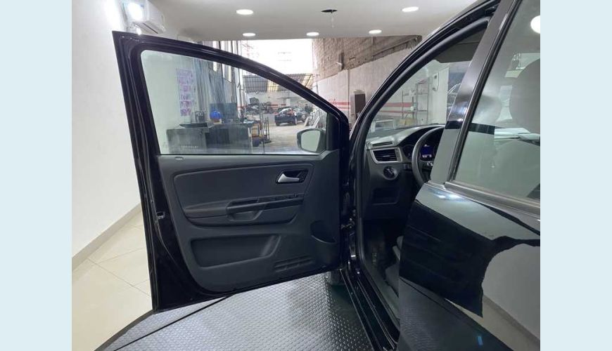 VOLKSWAGEN FOX TRENDLINE 1.0 MPI FLEX MANUAL 4P - PRETO - 2017 Foto 9 (Grande)