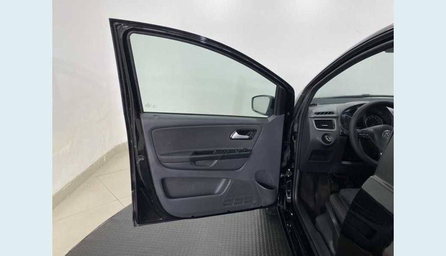VOLKSWAGEN VOLKSWAGEN FOX TEC 1.0 FLEX MANUAL 2P - PRETO - 2014 Foto 9 (Grande)