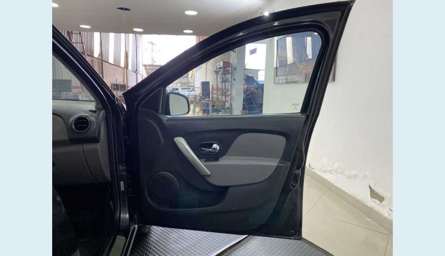 RENAULT LOGAN EXPRESSION 1.6 8V FLEX MANUAL 4P - PRETO - 2014 Foto 9 (Grande)