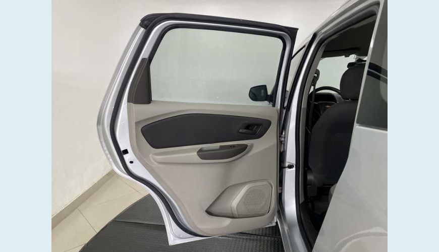 CHEVROLET SPIN LT 5S 1.8 (FLEX) - PRATA - 2015 Foto 9 (Grande)