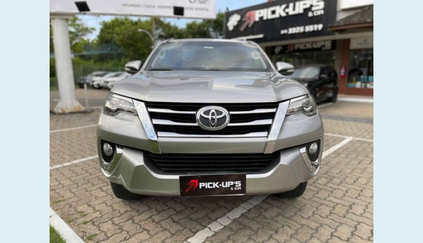 TOYOTA HILUX SW4 4.0 SRX 4X4 7 LUGARES V6 24V 4P AUT. - PRATA - 2016 Foto 1 (Grande)