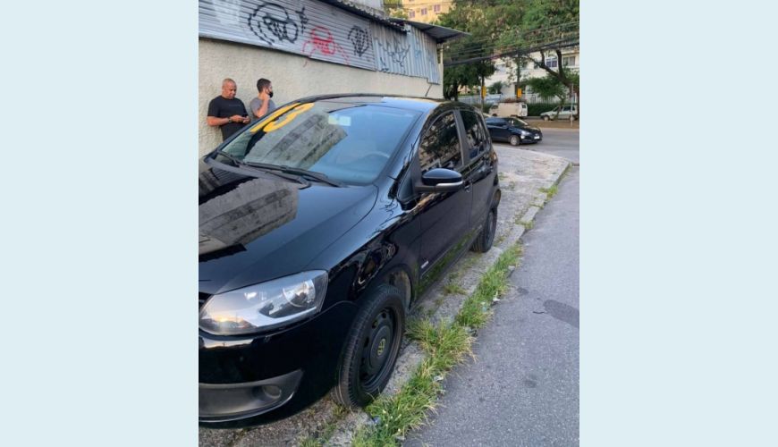 VOLKSWAGEN FOX 1.0 MI 8V FLEX 4P - PRETO - 2013 Foto 1 (Grande)